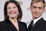 DGA Honoree Sherry Lansing and presenter Jude Law.